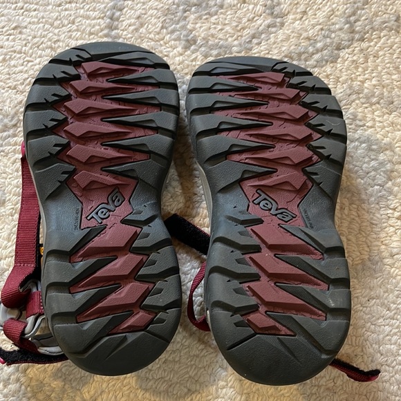 Womens Teva size 8 - Picture 3 of 3